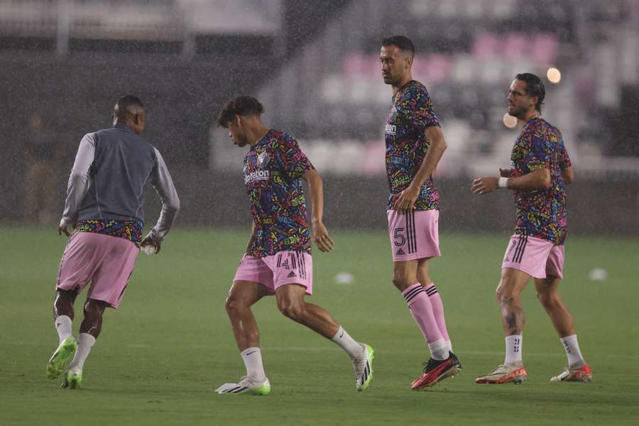 Jogo começou com atraso por causa da chuva