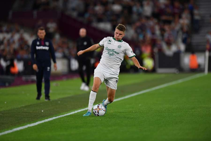 Anton Gaaei in actie voor Viborg FF