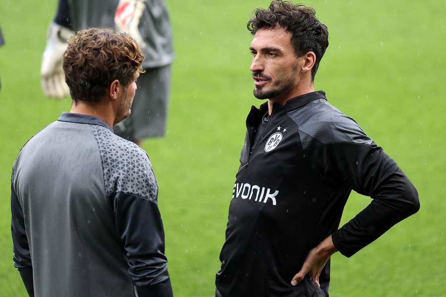 Mats Hummels (r.) war gegen den SC Freiburg hauptverantwortlich für den zweiten Ligasieg 23/24.