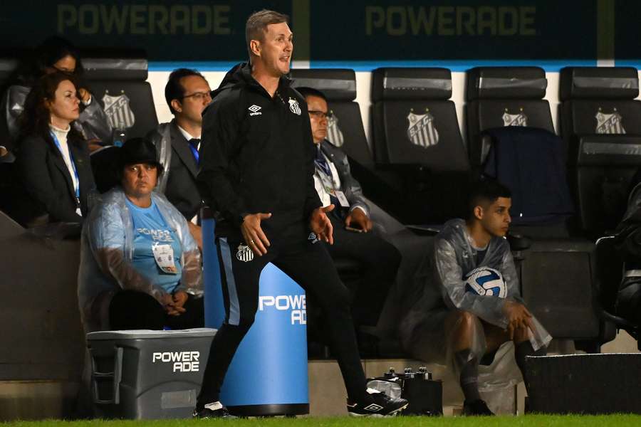 Paulo Turra estreou no comando do Santos