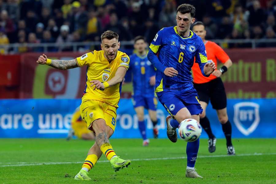 Bosnia învinge România la București, scor 1-0, în prima etapă a preliminariilor pentru Cupa Mondială (Photo: Denis Drăguș vs. Benjamin Tahirovic)
