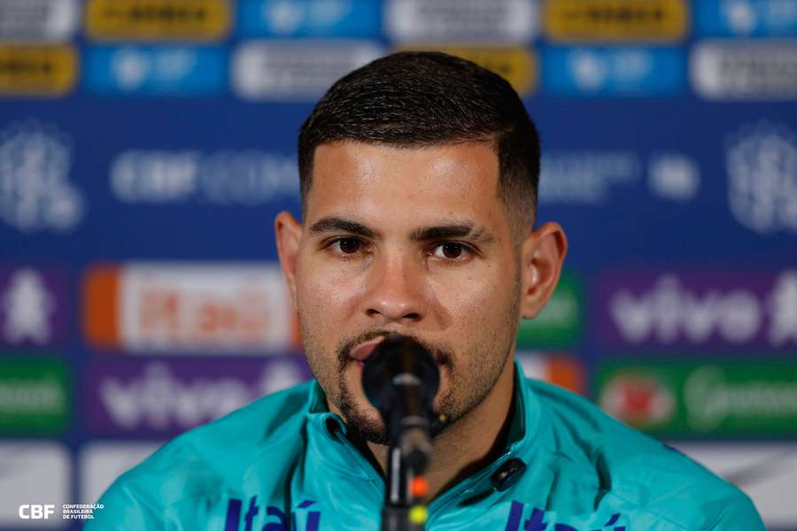 Bruno Guimarães durante a conferência da Seleção Brasileira