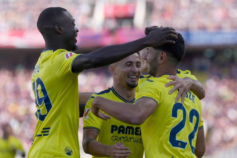 Pepé y Yeremy celebran con Ayoze el primer gol del Villarreal