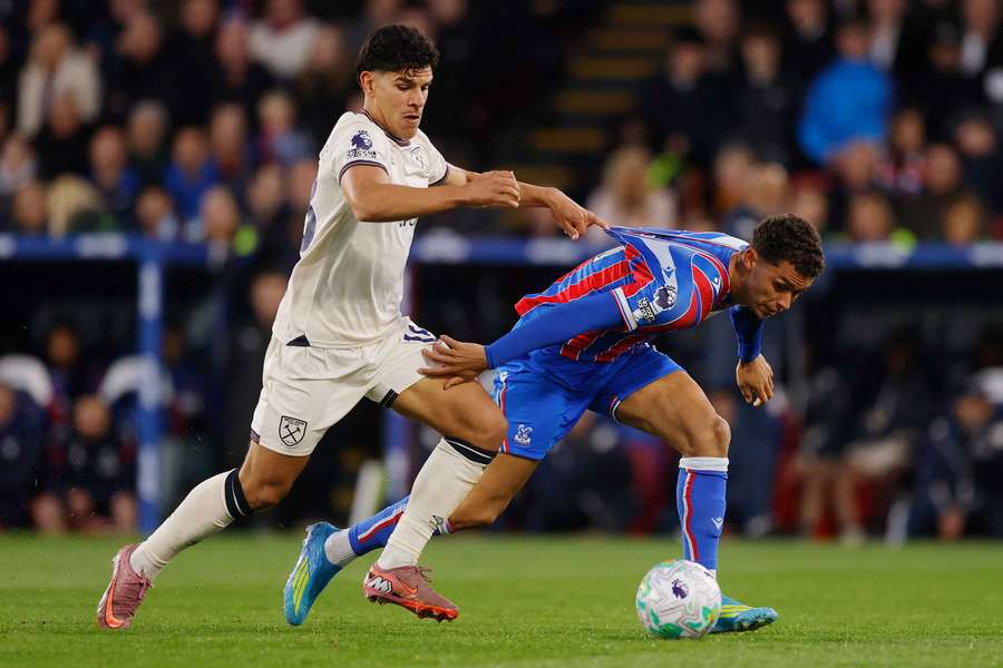 Mateus Fernandes tenta desarmar Brennan Johnson