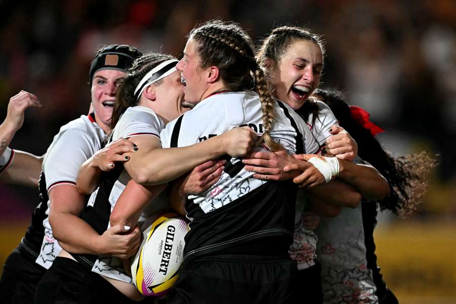 Les Canadiennes célébrant leur qualification.