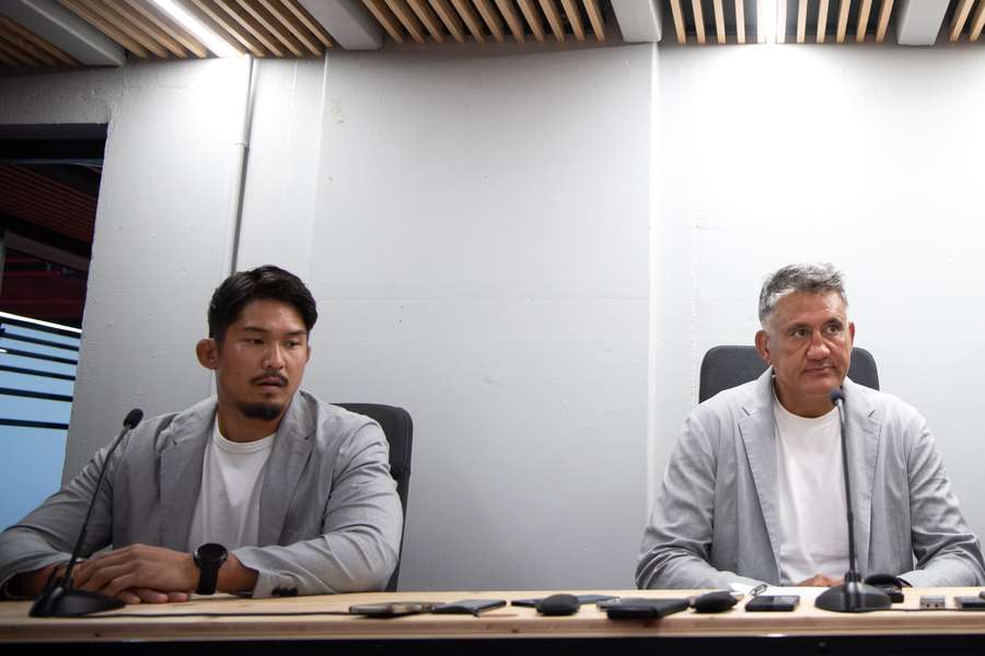 Japan manager Jamie Joseph (R) alongside flanker Kazuki Himeno