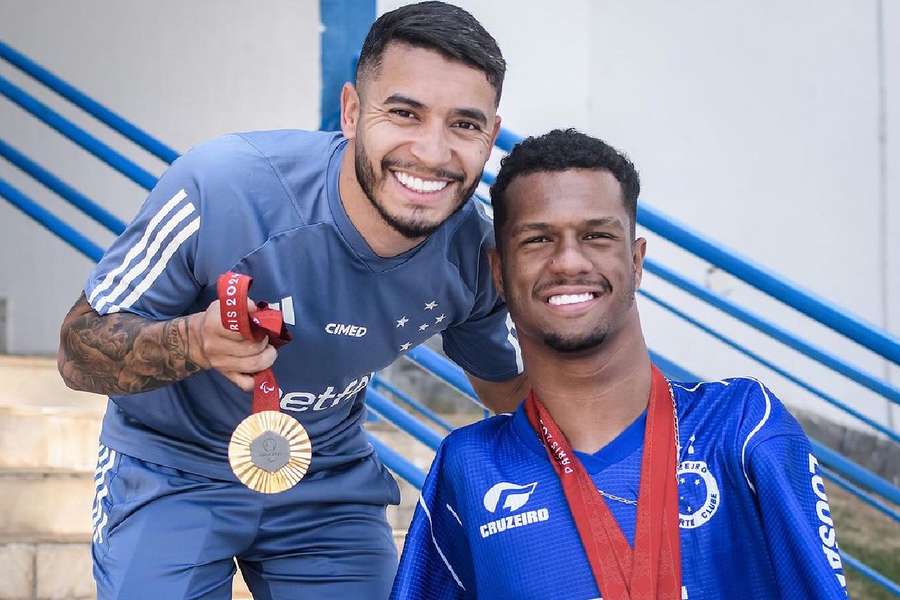 Gabrielzinho, estrela dos Jogos Paralímpicos, ao lado do campeão olímpico William