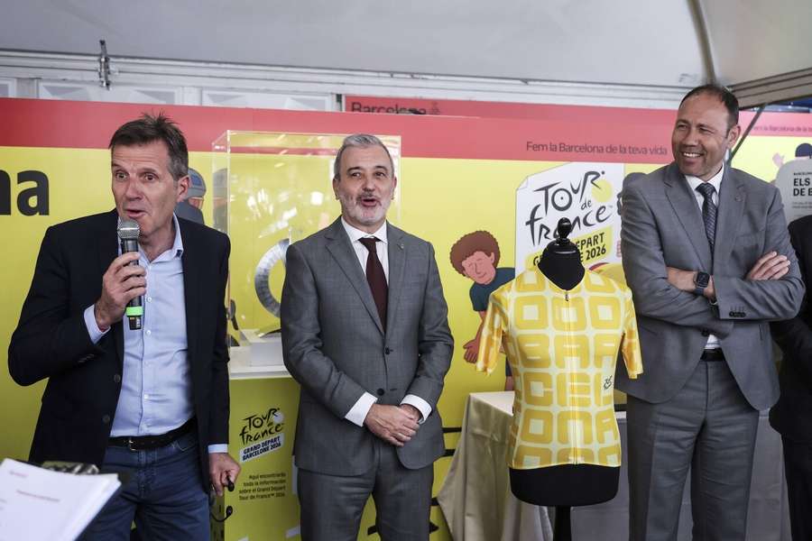 Pierre-Yves Thouault presents the maillot in the company of the mayor of Barcelona, Jaume Collboni