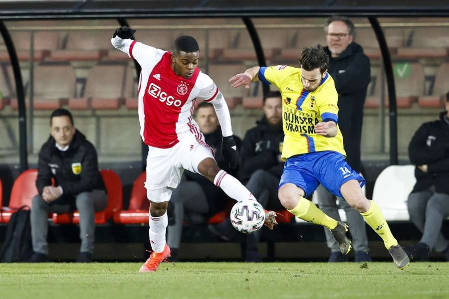 SC Cambuurs Michael Breij in duel met voormalig Jong Ajax-speler Sontje Hansen tijdens de vorige ontmoeting op 19 februari 2021