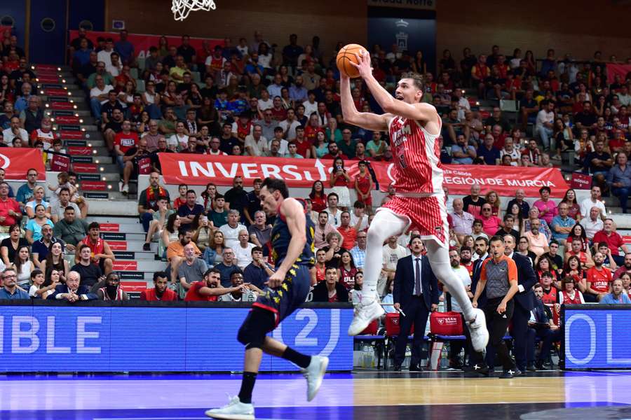 Falk, durante un partido ante el Andorra esta campaña