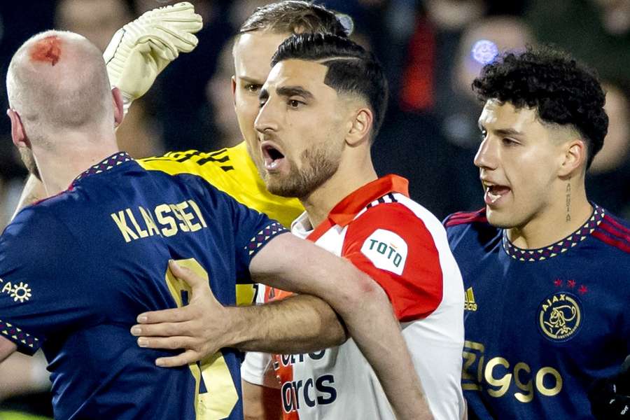 KNVB staakt duel als spelers worden geraakt of aangevallen