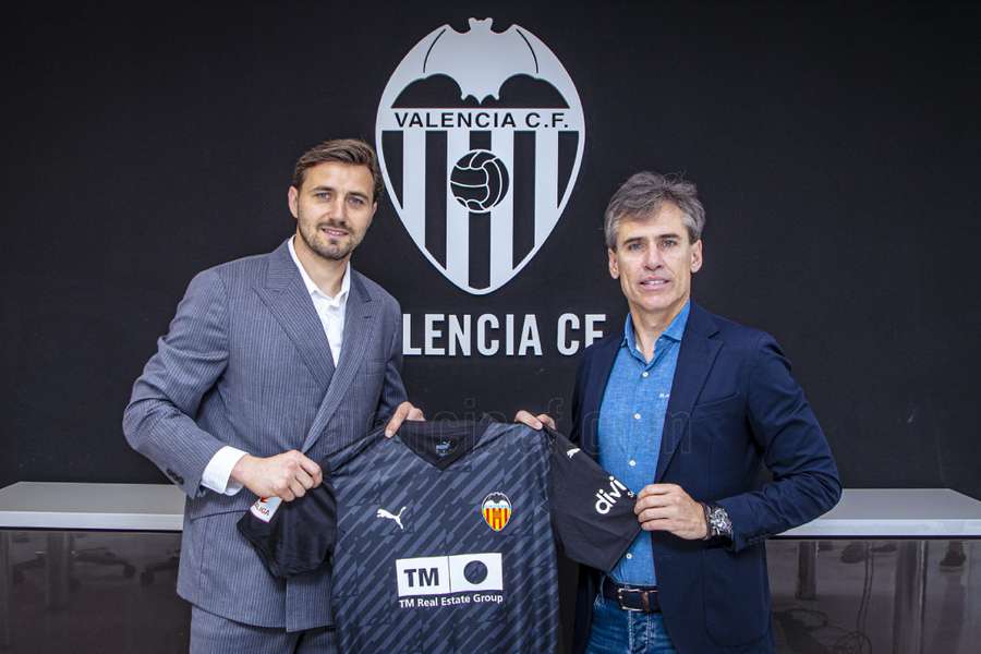 O Valencia CF oficializa a contratação de Stole Dimitrievski