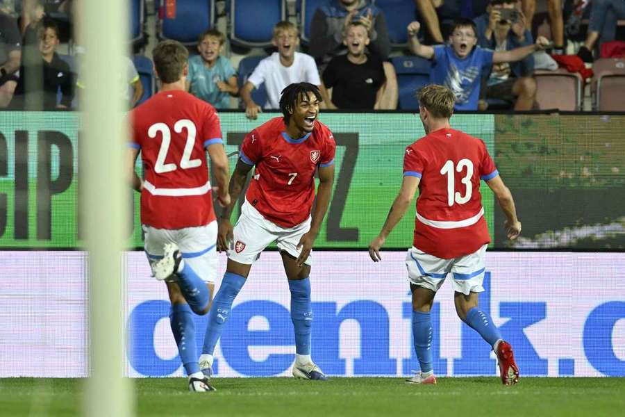 Yannick Eduardo se raduje z premiérového gólu v jednadvacítce. Yannick Eduardo se raduje z premiérového gólu v jednadvacítce.