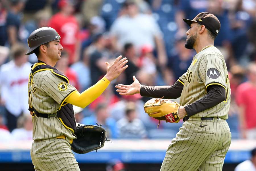 Robert Suárez y Kyle Higashioka se felicitan.