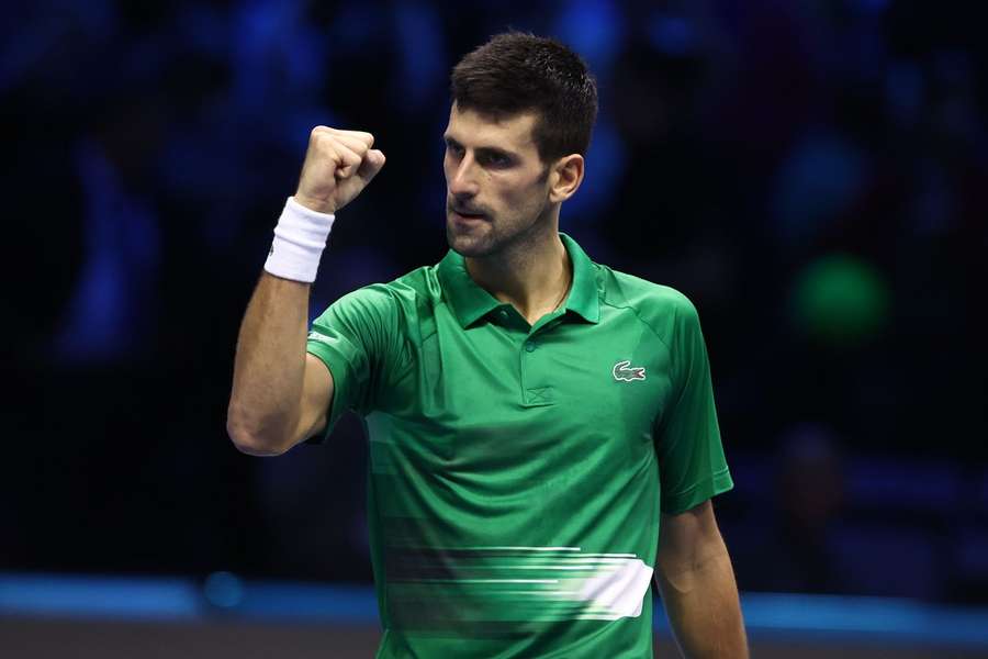 Vermoeide Djokovic ongeslagen naar halve finales ATP Finals via zege op Medvedev