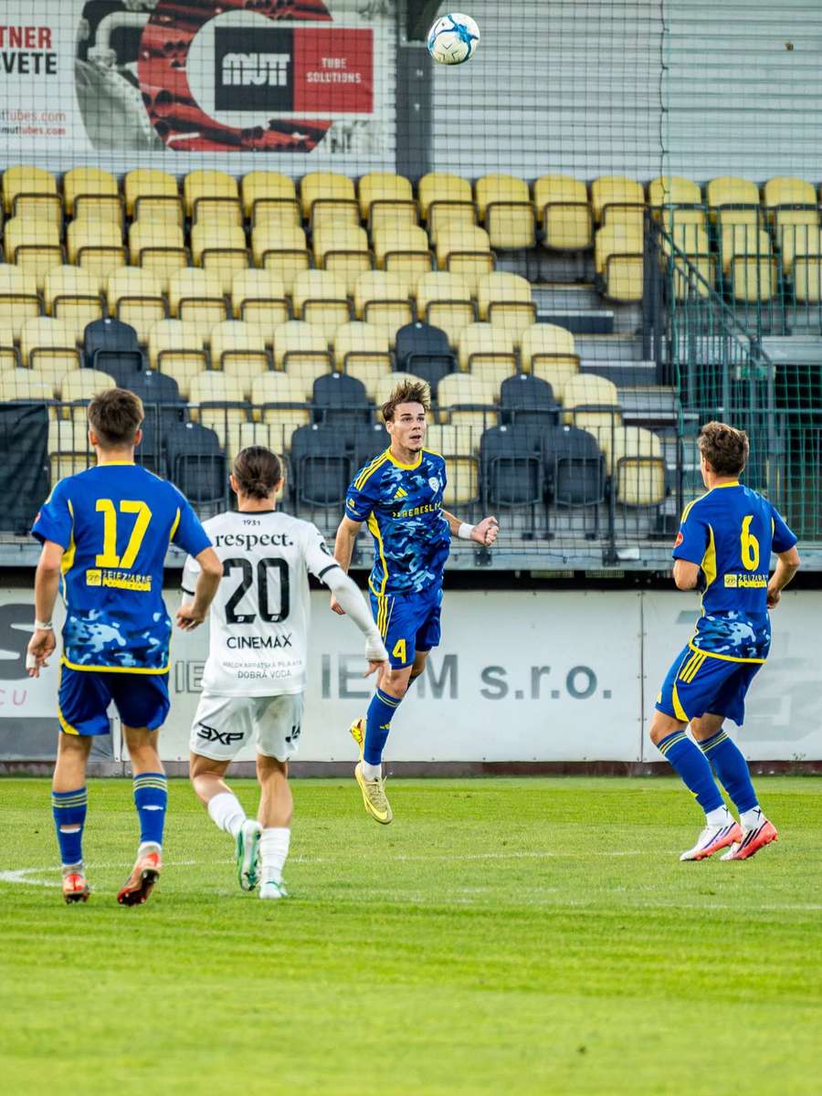 Hrnčiar (v strede) počas duelu s Malženicami. Hrnčiar (v strede) počas duelu s Malženicami.