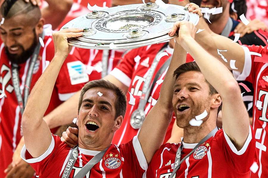 Xabi Alonso (r.) weiß, wie man mit dem FC Bayern Meister wird.