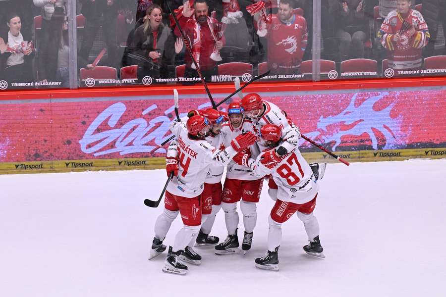 Třinec postúpil do finále.