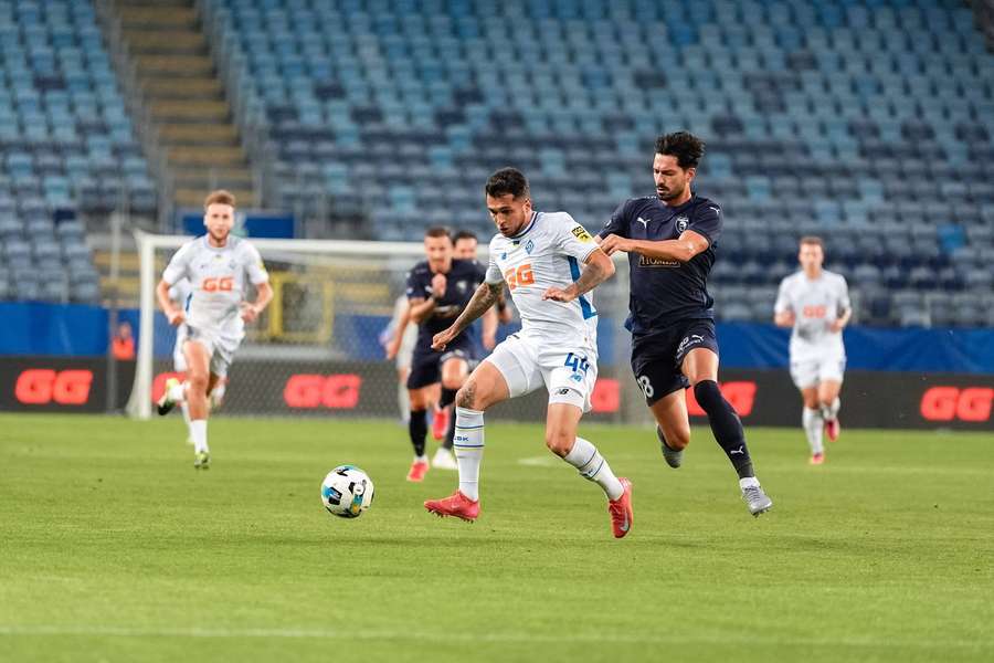 Dynamo Kyiv's Vladyslav Dubinchak and Pepe battle for the ball