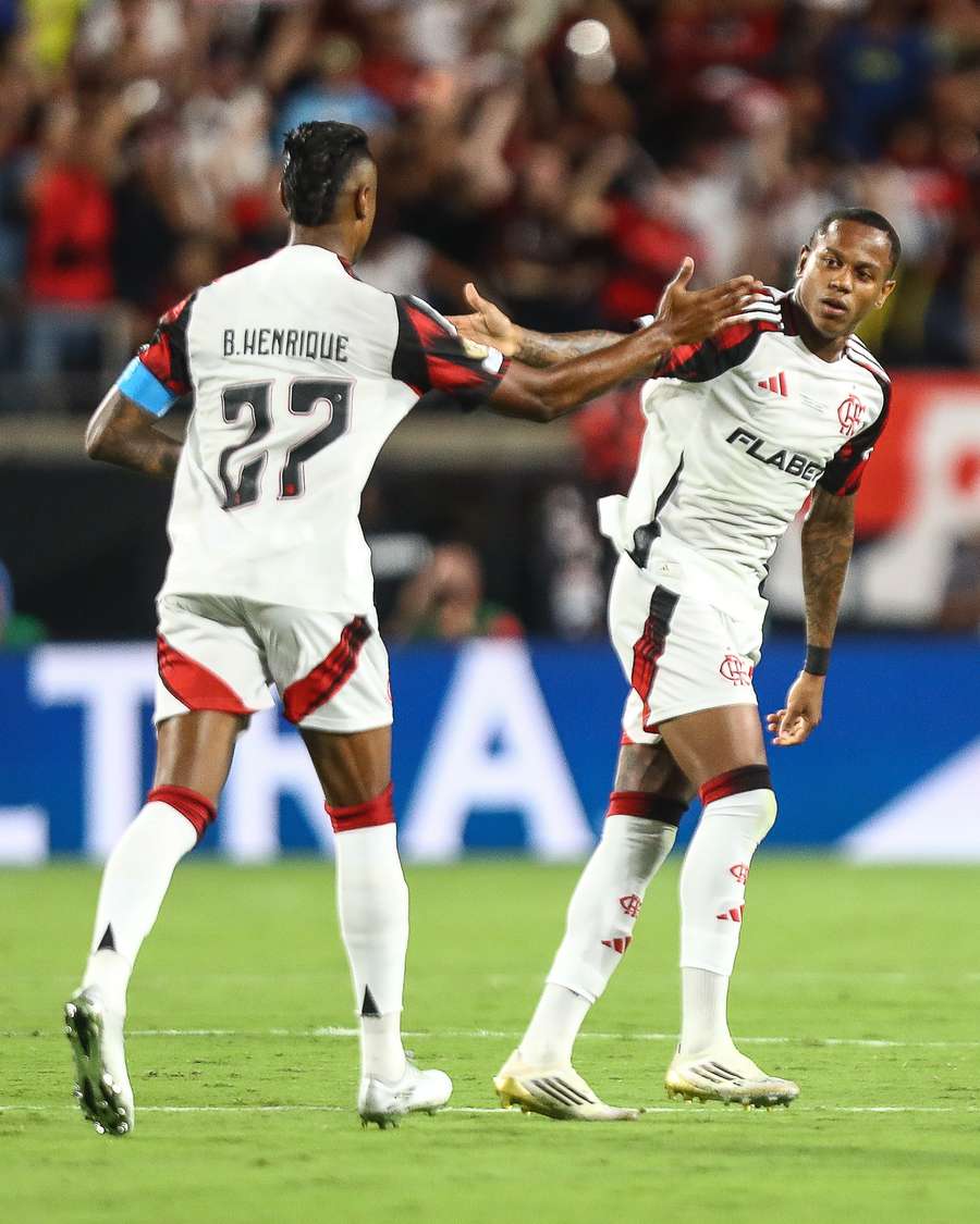 Wallace Yan cumprimenta Bruno Henrique após gol sobre o Los Angeles FC Wallace Yan cumprimenta Bruno Henrique após gol sobre o Los Angeles FC