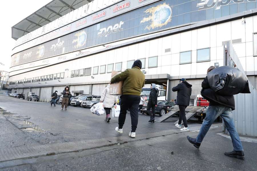 Oamenii aduc ajutoare la stadionul lui Fenerbahce