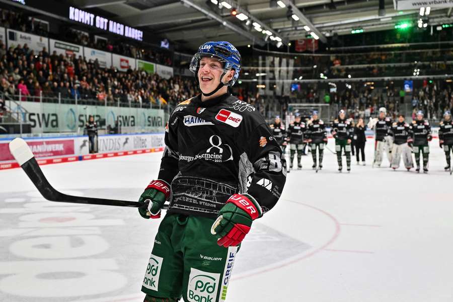 Augsburg feiert einen Sieg in Berlin. Augsburg feiert einen Sieg in Berlin.