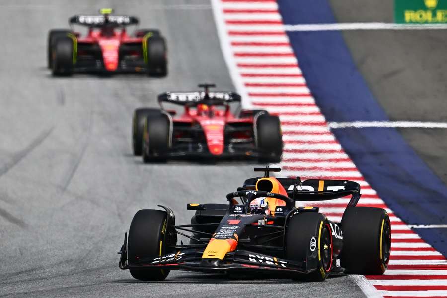 Verstappen pudo con los Ferrari en la salida y ganó sin problemas la carrera