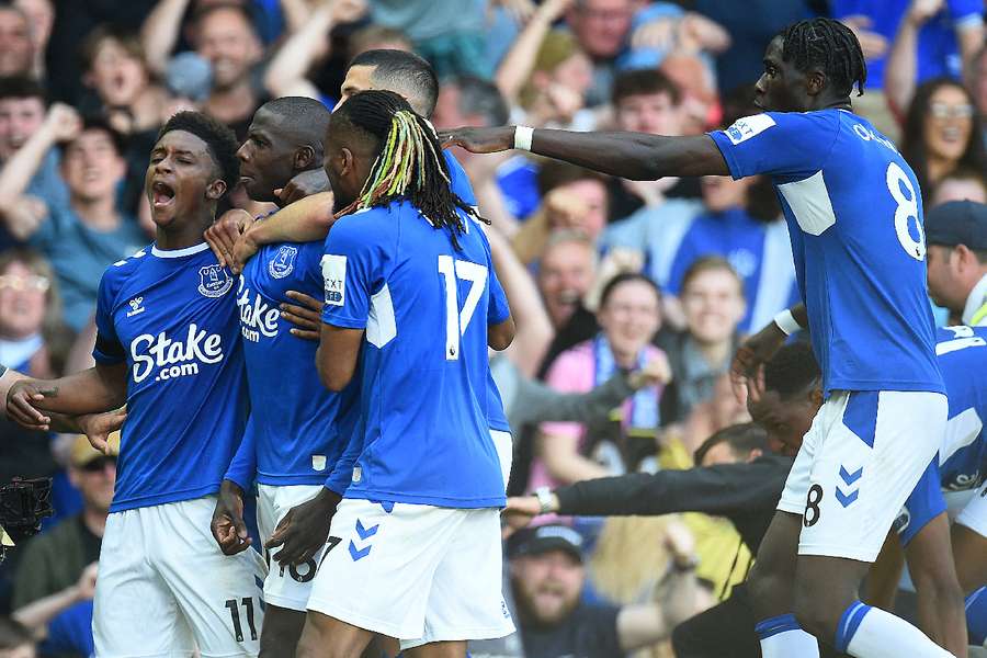 Everton players celebrate Doucoure's goal