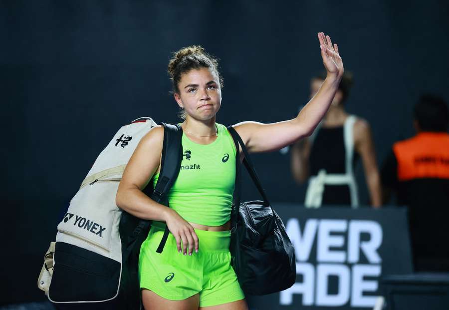 Jasmine Paolini saluta il pubblico di Merida dopo la sconfitta in semifinale contro Cristina Bucsa