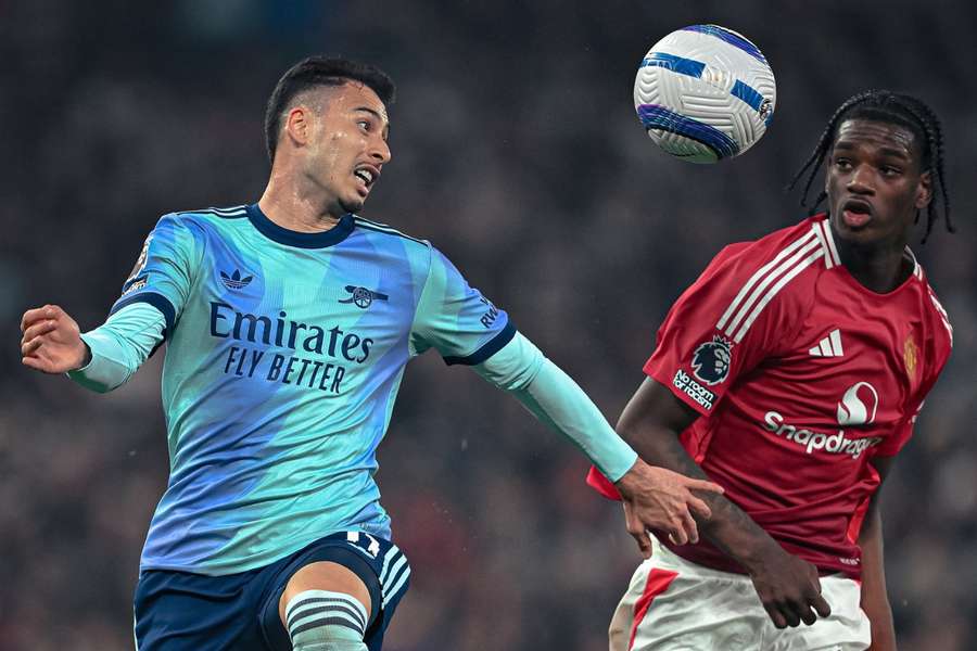 Rooney acredita que falta um bom camisa 9 no Arsenal e no United