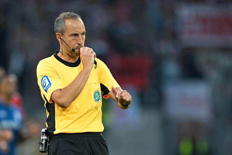 DFB-Schiedsrichter Patrick Alt leitete das Spiel zwischen Bielefeld und Düsseldorf (5:1)