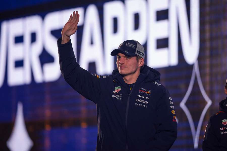 Max Verstappen saluant à Las Vegas.