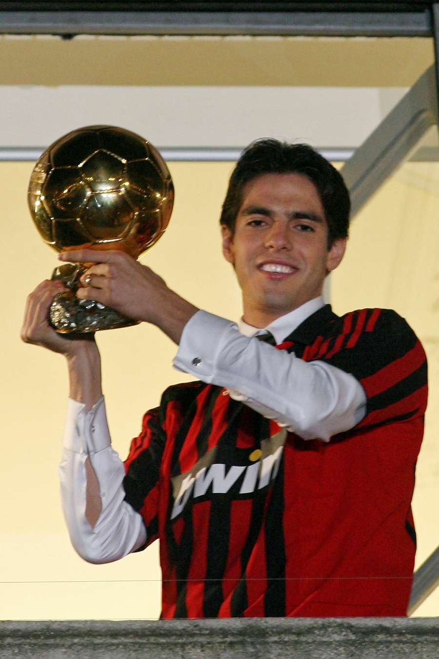 Kaká, astro do Milan, exibe a Bola de Ouro de 2007