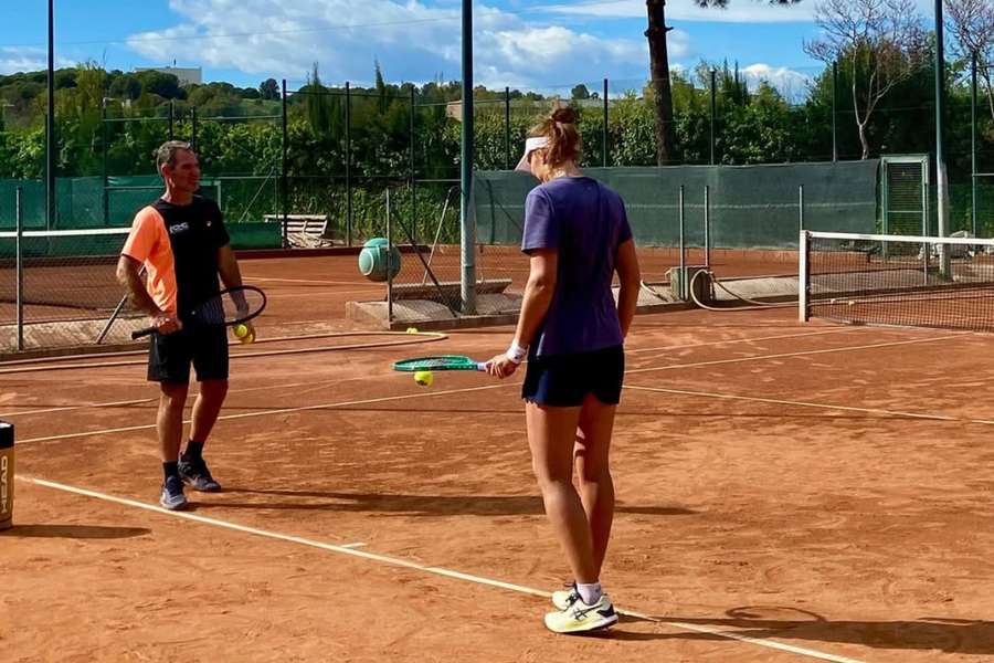 A brasileira (dir.) treinando em Barcelona com Carlos Martinez