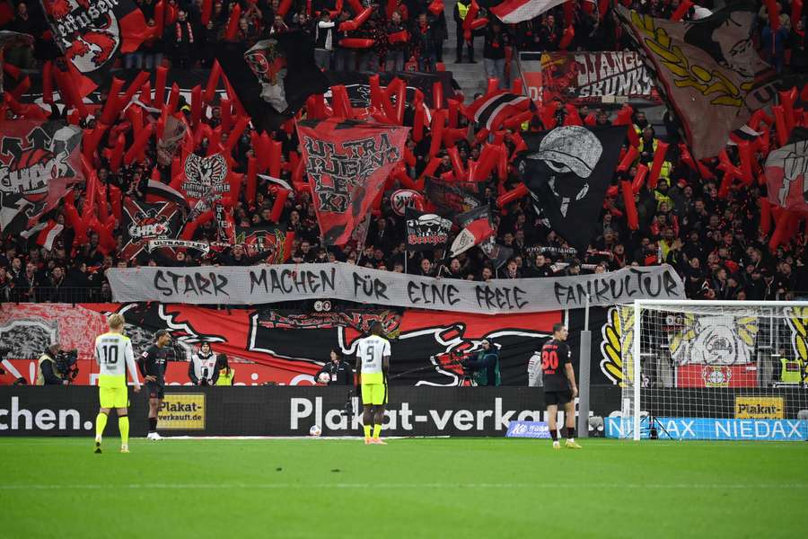 Verschärfungen der Politik: Fans drohen mit weiteren Protesten Verschärfungen der Politik: Fans drohen mit weiteren Protesten