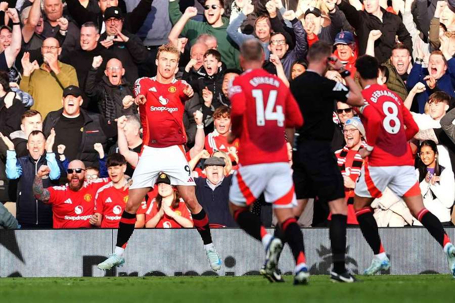 Hojlund (L) celebrates his goal