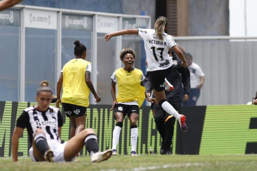 Vic comemora gol da vitória do Corinthians