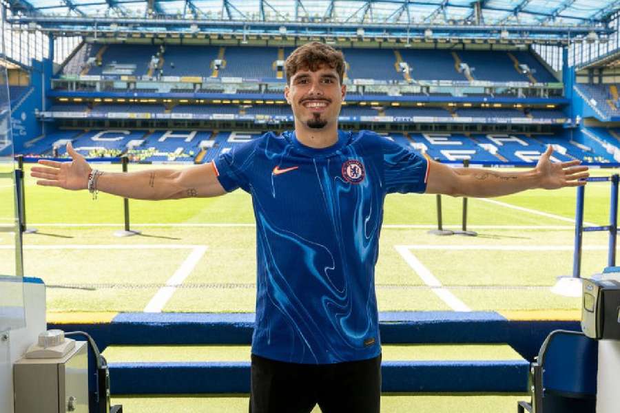 Pedro Neto é apresentado em Stamford Bridge como um dos reforços do Chelsea