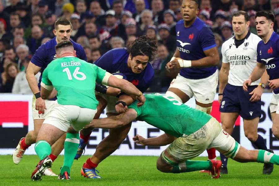 Nolan Le Garrec e Posolo Tuilagi não puderam fazer nada diante da Irlanda