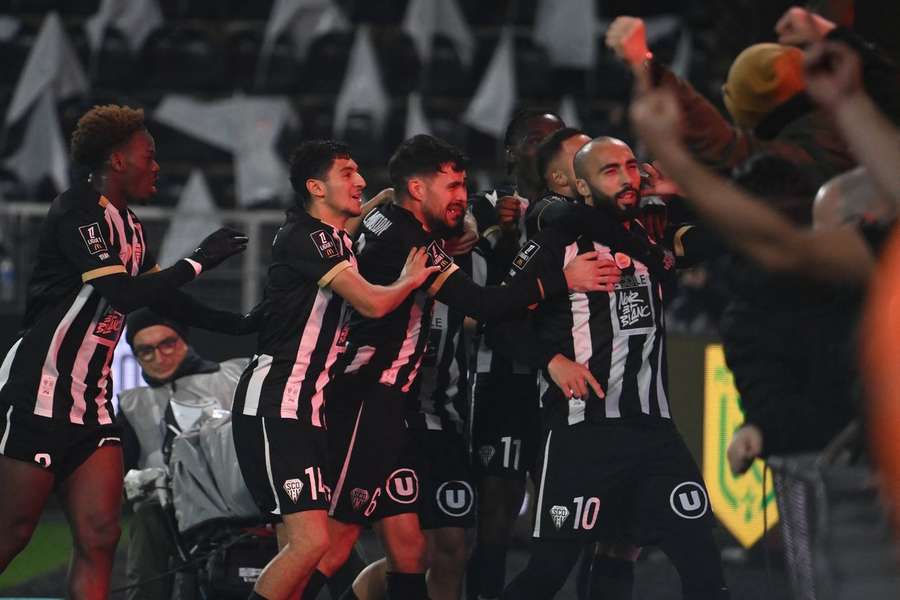 Angers sobe ao nono lugar da Ligue 1 Angers sobe ao nono lugar da Ligue 1