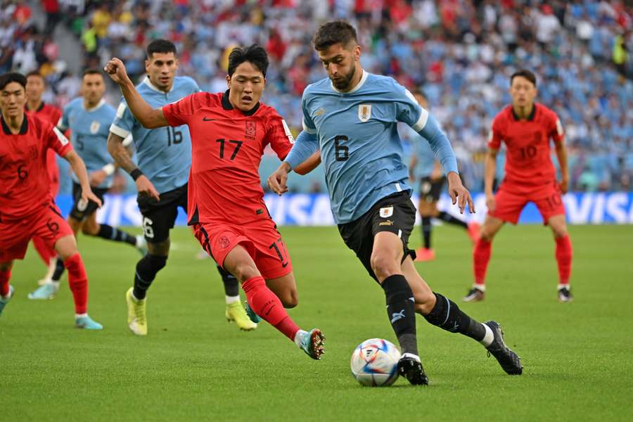 Bentancur em ação na jornada inaugural, com a Coreia do Sul