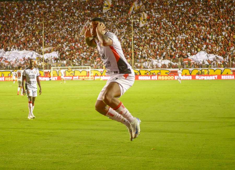 Alerrandro garantiu o triunfo do Vitória sobre o Fluminense