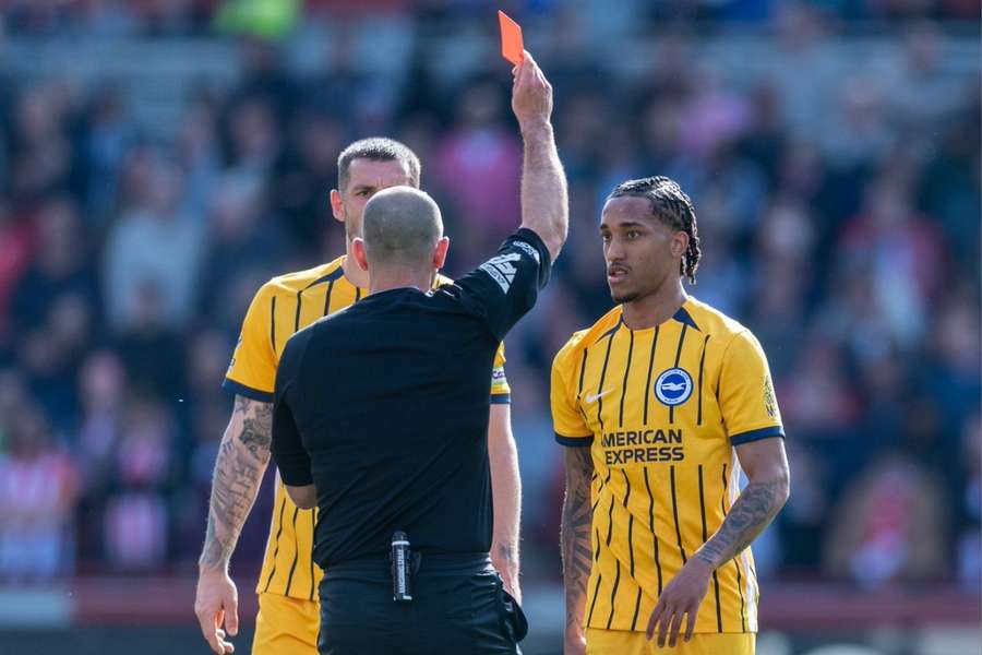 João Pedro foi expulso em Brentford 4x2 Brighton