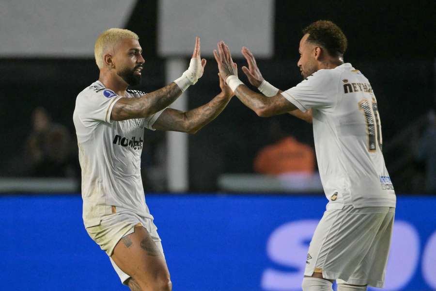 Neymar e Gabigol se cumprimentam após gol sobre o Macará, pela Copa Sul-Americana