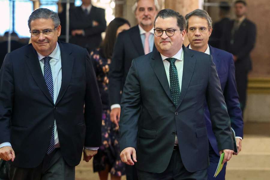 Joaquim Miranda Sarmento (C) e o ministro dos Assuntos, Carlos Abreu Amorim (E)