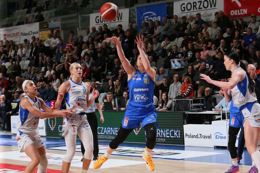 Koszykarki AJP Gorzów Wlkp.: Elena Tsineke (L), Klaudia Gertchen (2L) i Rebeka Mikulasikova (P) oraz Barbora Wrzesiński (C) z VBW Gdynia Koszykarki AJP Gorzów Wlkp.: Elena Tsineke (L), Klaudia Gertchen (2L) i Rebeka Mikulasikova (P) oraz Barbora Wrzesiński (C) z VBW Gdynia