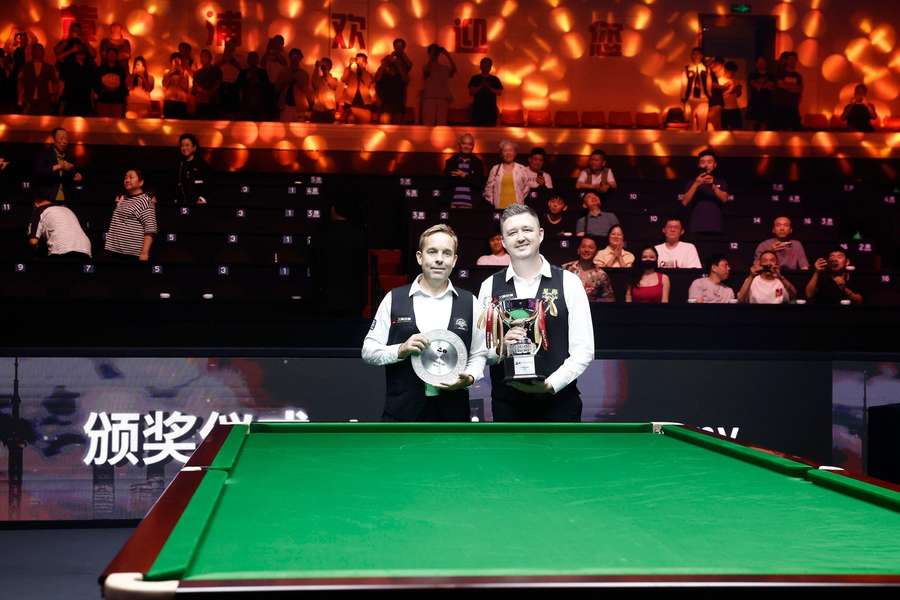 Ali Carter (l.) und Kyren Wilson (r.) bei der Pokalübergabe.