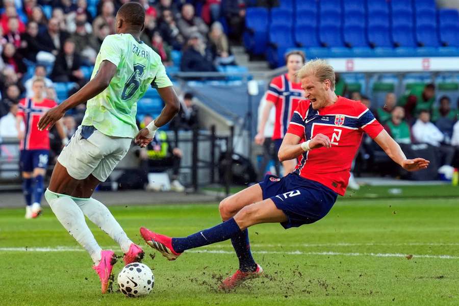 Thorsby (r.) bei einem Länderspiel gegen die Schweiz