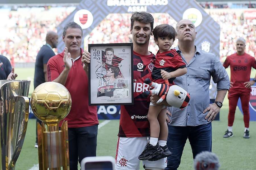 Rodrigo Caio com as taças que conquistou em cinco anos de Flamengo