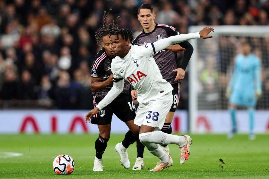 Udogie está de regresso aos Spurs para defrontar o Aston Villa